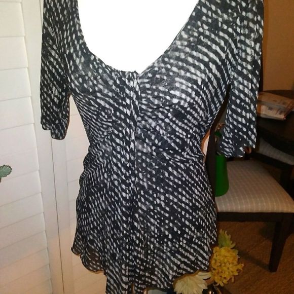 Kenneth Cole stretch black cream womens v-neck blouse elbow length sleeves Sz. M - Picture 3 of 8